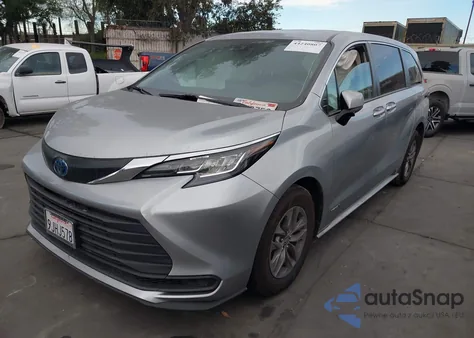 2021 Toyota Sienna Le z USA, uszkodzony, nr VIN 5TDKRKEC1MS043892